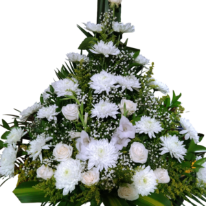 Cumbre Serena de Rosas y Crisantemos Blancos